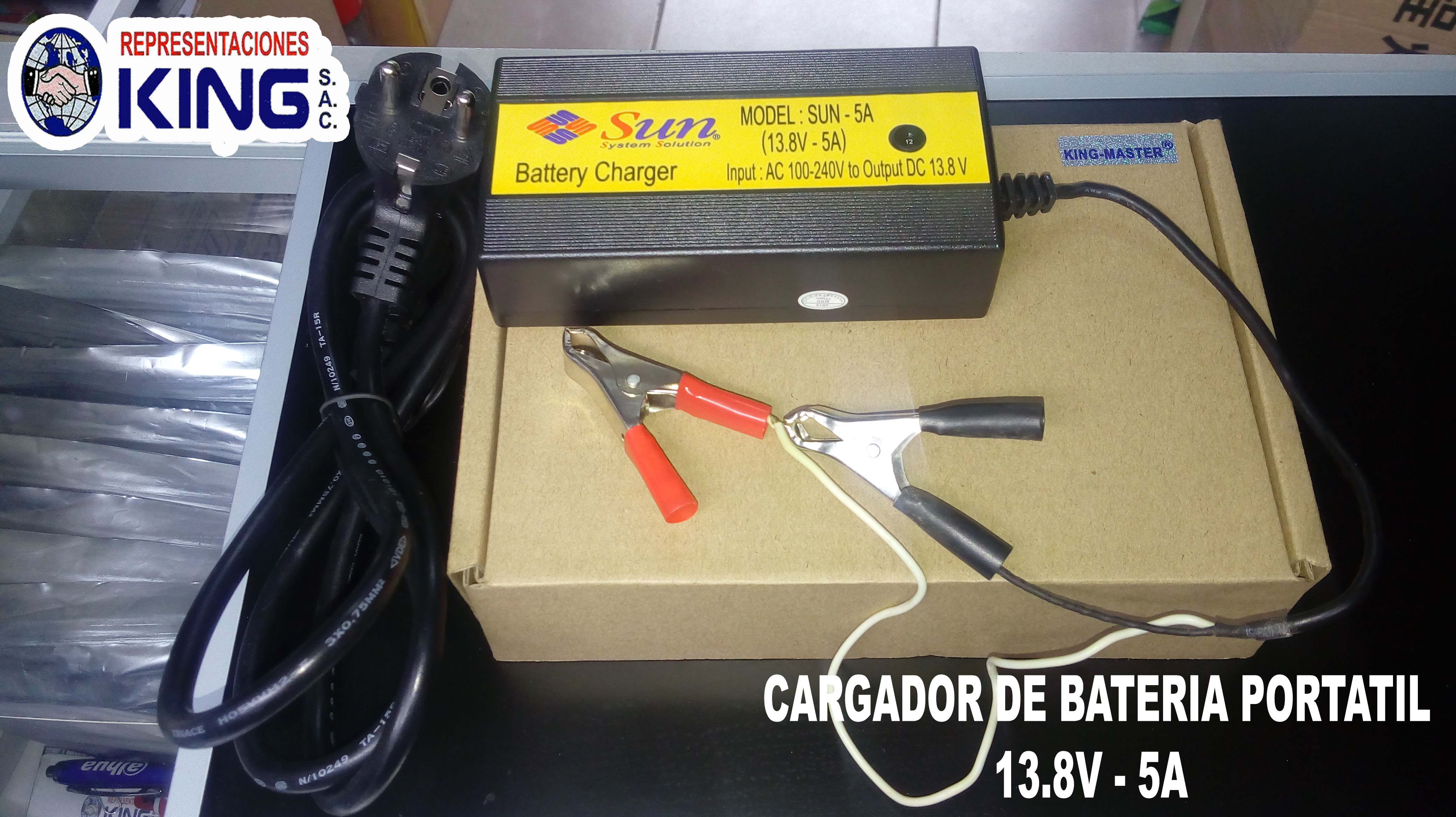 foto de CARGADOR DE BATERIA PORTATIL 110/220V 13.8V